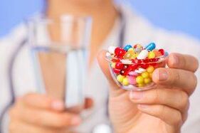 Ο γιατρός συνταγογραφεί αντιβιοτικά για τη θεραπεία της προστατίτιδας